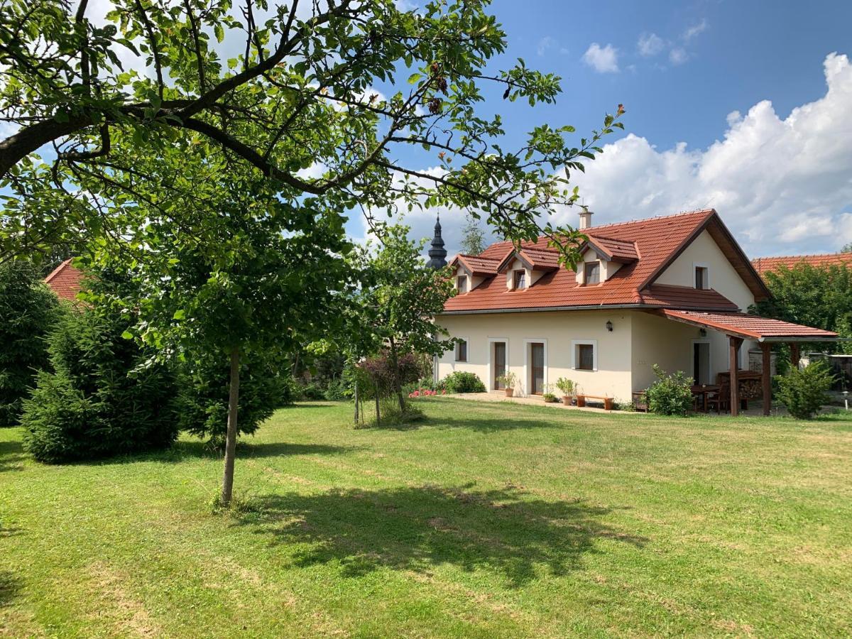 Villa Lypche Bešeňová Exteriör bild