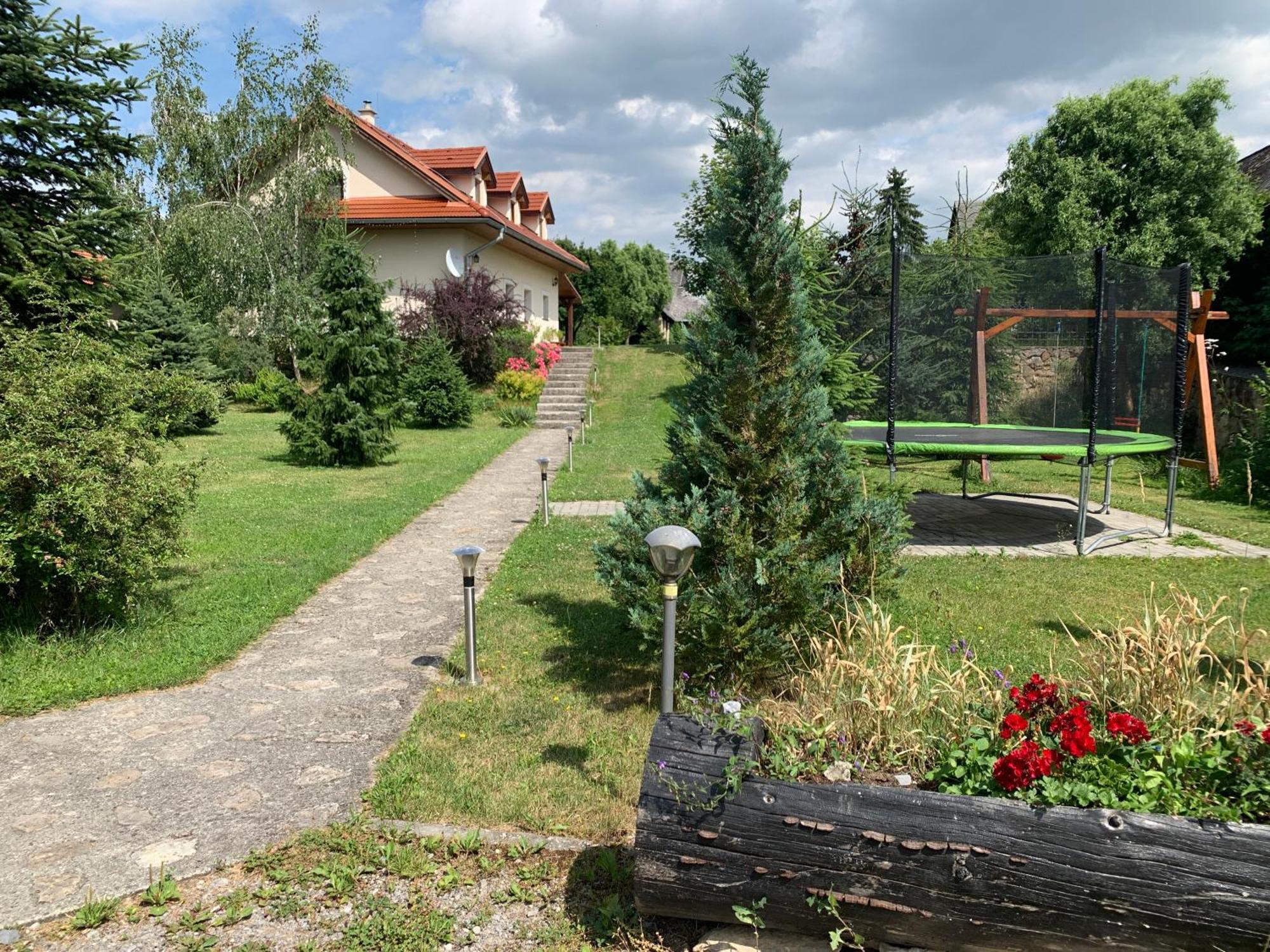 Villa Lypche Bešeňová Exteriör bild