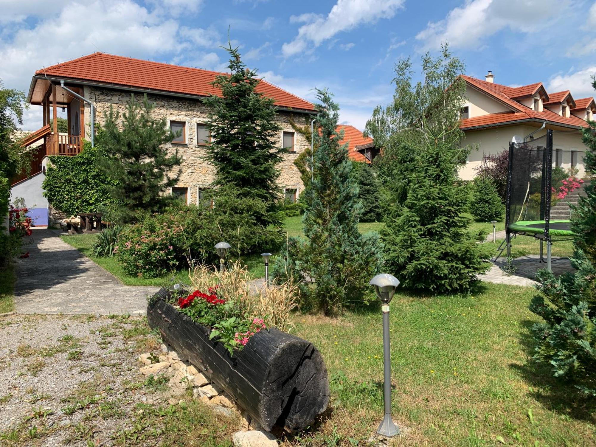 Villa Lypche Bešeňová Exteriör bild