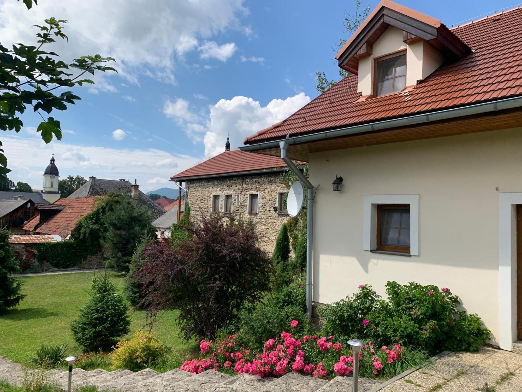 Villa Lypche Bešeňová Exteriör bild