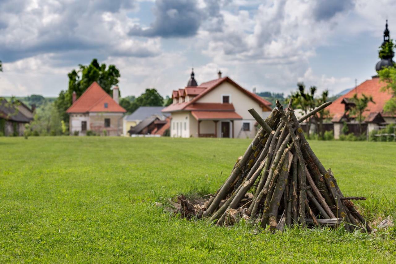 Villa Lypche Bešeňová Exteriör bild